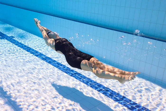 Amani Girls Acceler8 RIZE kneesuit in Jet and Jewel colors, featuring a sleek design perfect for swimming or water activities.