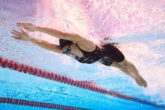 Amani Women's Acceler8 RIZE Kneesuit in Jet and Jewel colors, sleek wetsuit for women with form-fitting design and high-performance material.